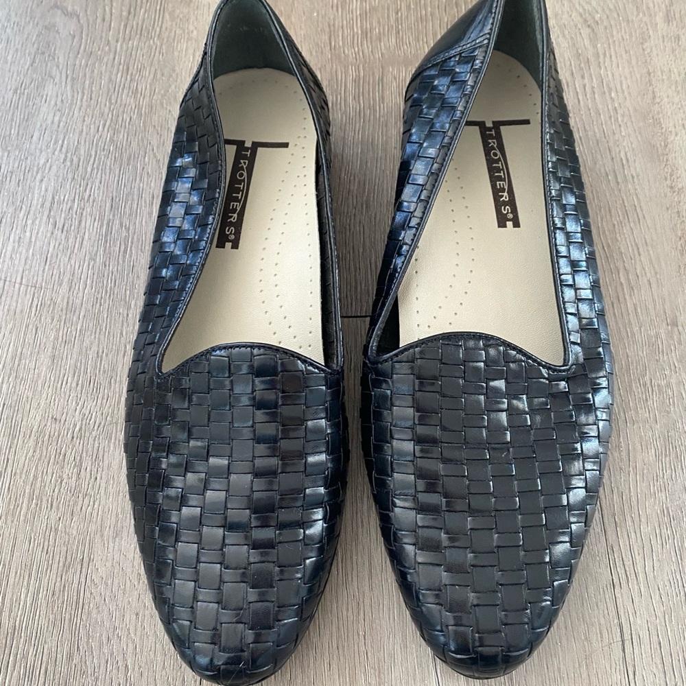 SOLD: Trotters Women's Black Woven Flats